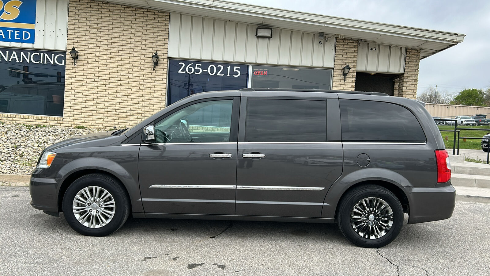 2015 Chrysler Town & Country  - Kars Incorporated - DSM